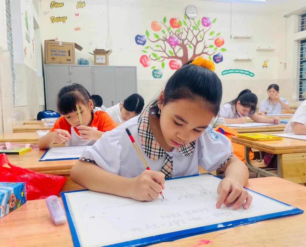 Học sinh Thủ đô thi vẽ tranh chào mừng 80 năm Quốc khánh