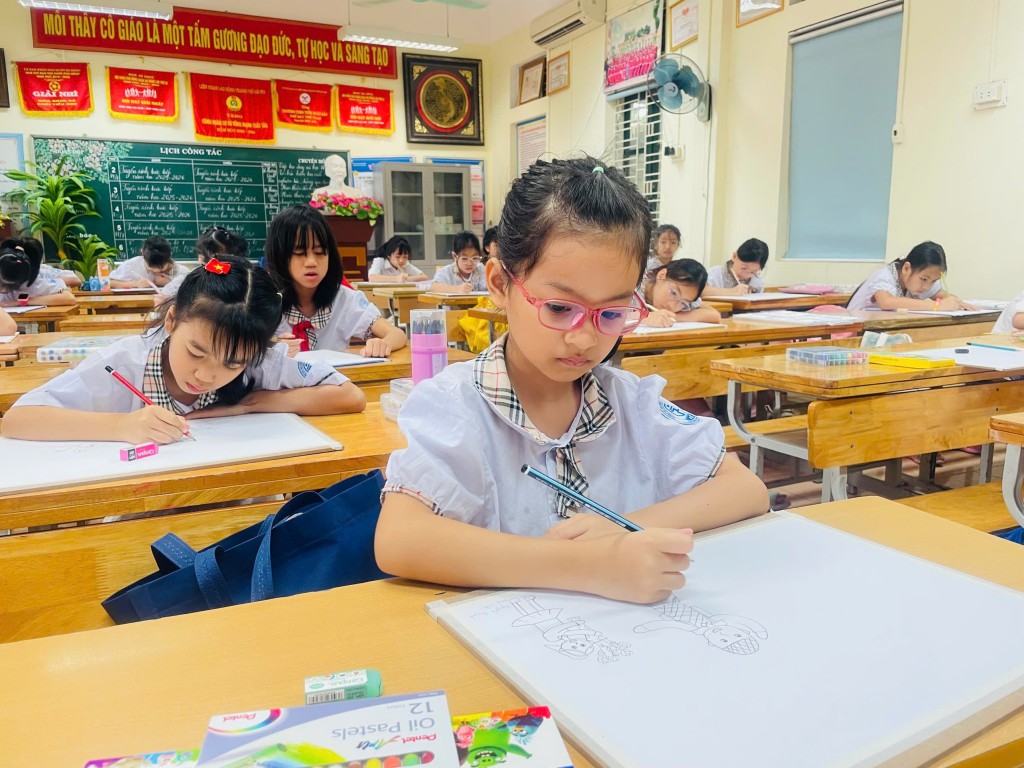 Học sinh Thủ đô thi vẽ tranh chào mừng 80 năm Quốc khánh