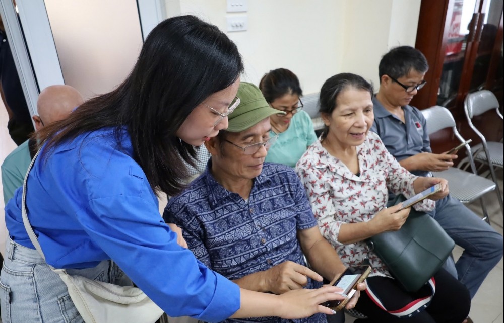 Tương Mai rộn ràng “Bình dân học vụ số”