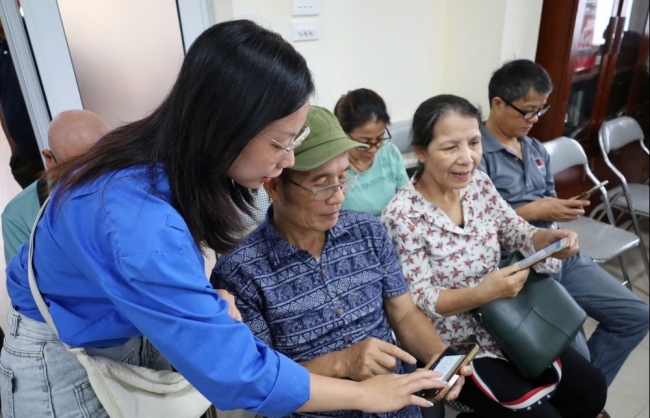 Tương Mai rộn ràng “Bình dân học vụ số”
