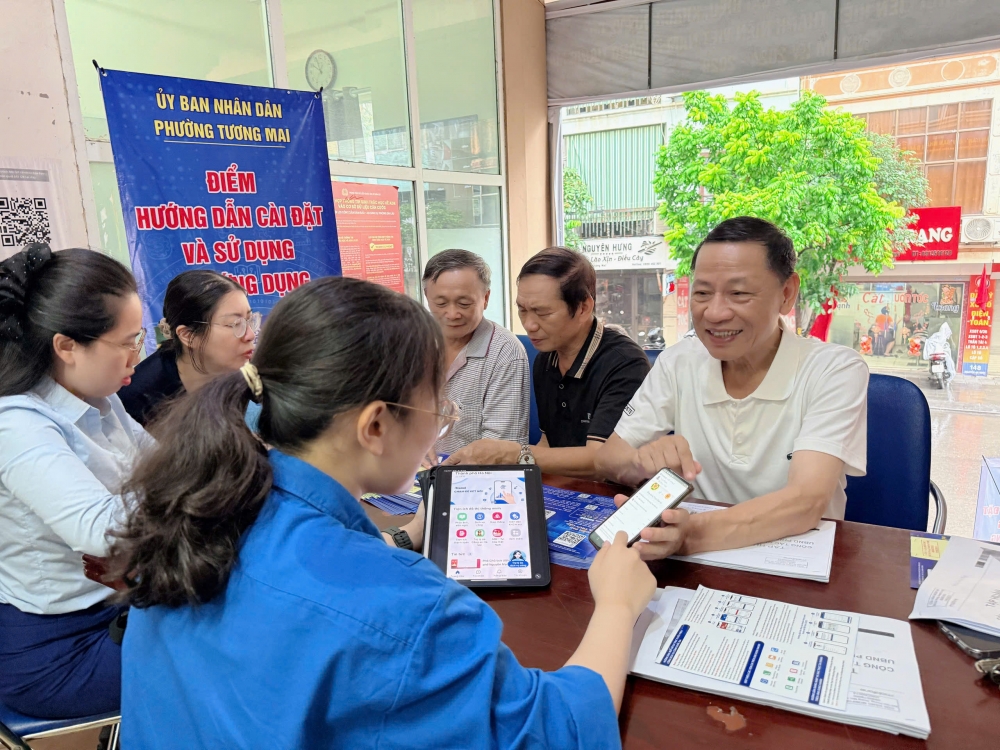 Người cao tuổi - đối tượng của bình dân học vụ số vui vẻ khi thực hiện được một dịch vụ trên môi trường mạng