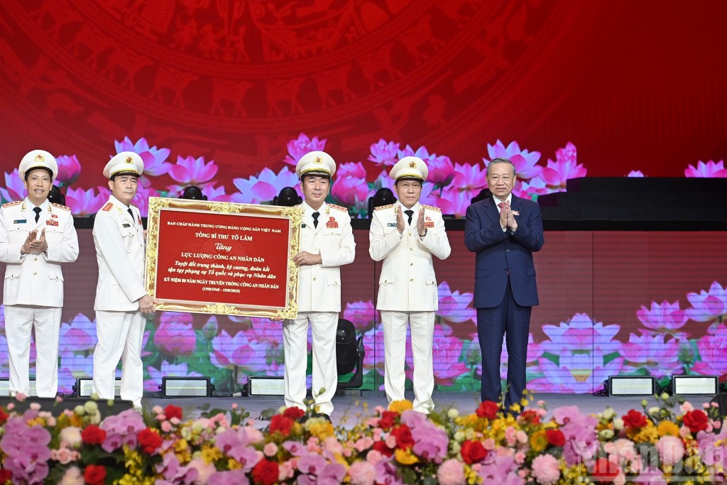 Tổng Bí thư Tô Lâm trao Huân chương Sao Vàng tặng Công an Nhân dân Việt Nam