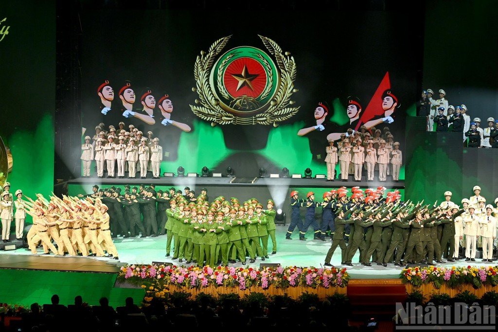Tổng Bí thư Tô Lâm trao Huân chương Sao Vàng tặng Công an Nhân dân Việt Nam