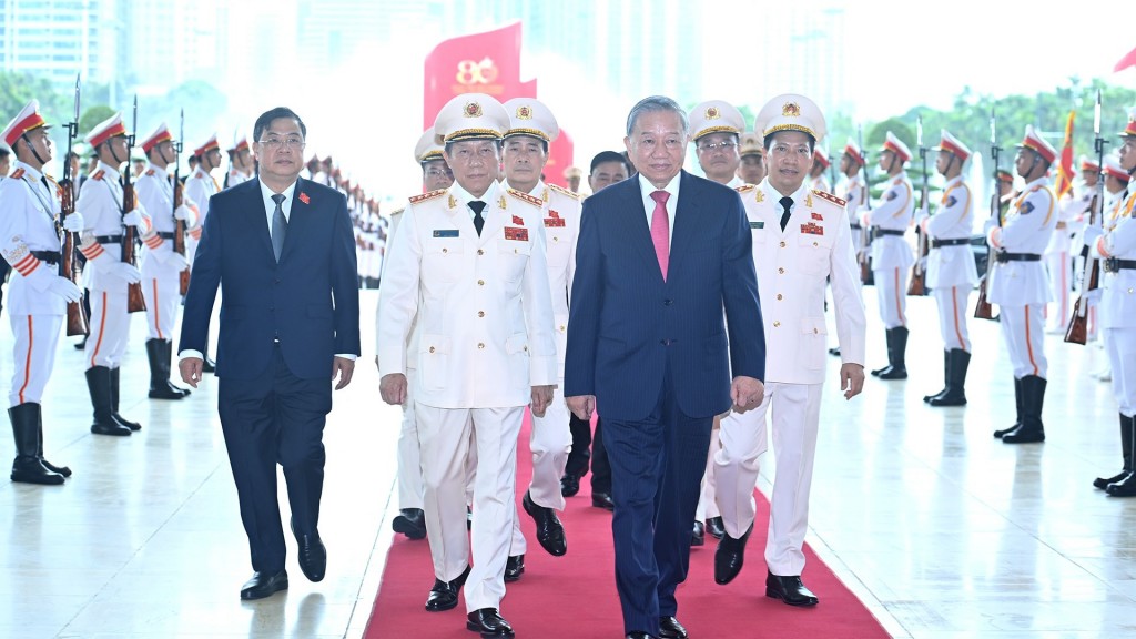 Tổng Bí thư Tô Lâm trao Huân chương Sao Vàng tặng Công an Nhân dân Việt Nam