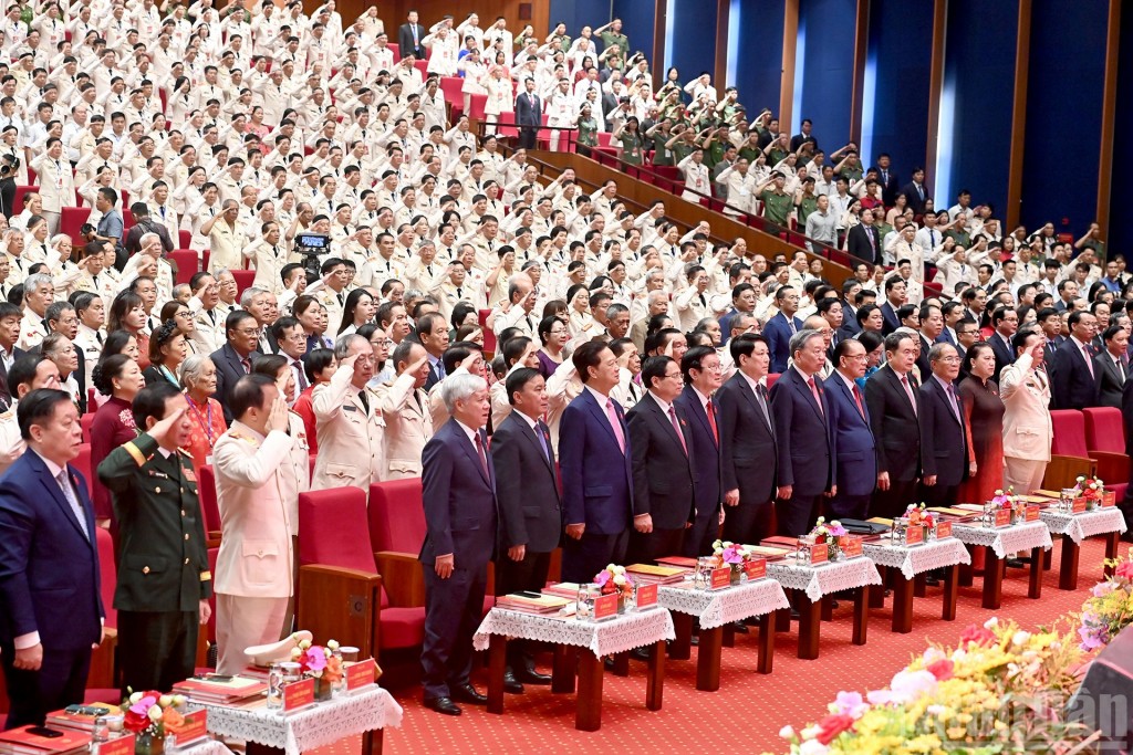 Tổng Bí thư Tô Lâm trao Huân chương Sao Vàng tặng Công an Nhân dân Việt Nam