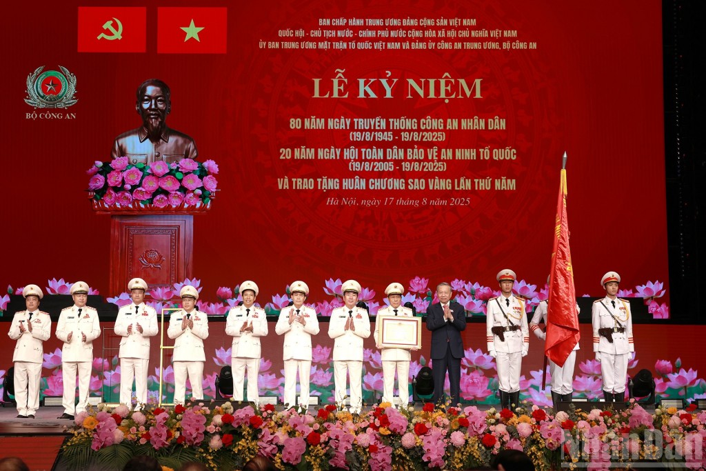 Tổng Bí thư Tô Lâm trao Huân chương Sao Vàng tặng Công an Nhân dân Việt Nam
