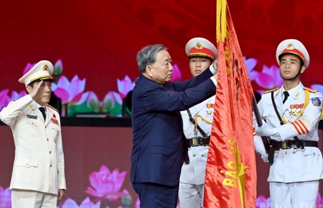Tổng Bí thư Tô Lâm trao Huân chương Sao Vàng tặng Công an Nhân dân Việt Nam