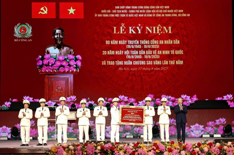 ng Bí thư Tô Lâm trao Bức trướng tặng lực lượng CAND.