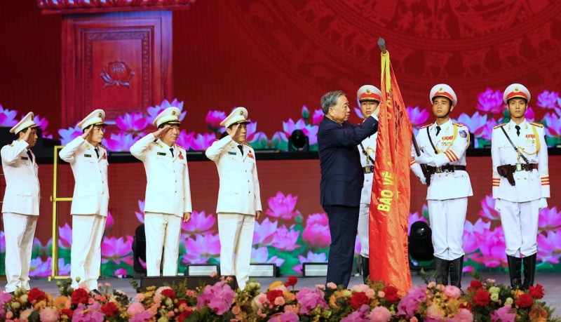 Tổng Bí thư Tô Lâm thay mặt lãnh đạo Đảng, Nhà nước gắn Huân chương Sao Vàng lên Cờ truyền thống của lực lượng CAND.