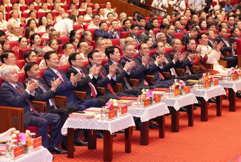Tổng Bí thư Tô Lâm, Chủ tịch nước Lương Cường, Thủ tướng Chính phủ Phạm Minh Chính, Chủ tịch Quốc hội Trần Thanh Mẫn và các đồng chí lãnh đạo, nguyên lãnh đạo Đảng, Nhà nước dự Lễ kỷ niệm - Ảnh VGP/Nhật Bắc