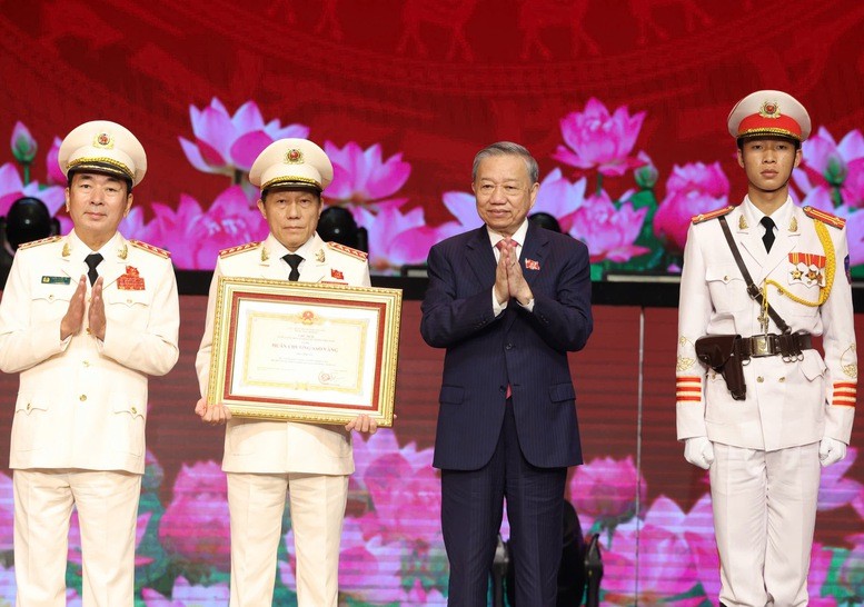Tổng Bí thư Tô Lâm trao tặng Huân chương Sao Vàng lần thứ 5 cho lực lượng Công an nhân dân - Ảnh VGP/Nhật Bắc