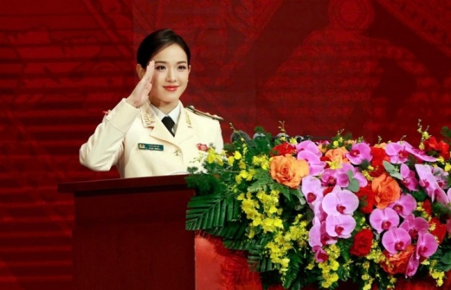 Nữ thượng uý đại diện tuổi trẻ phát biểu tại Lễ kỷ niệm 80 năm Ngày truyền thống Công an nhân dân