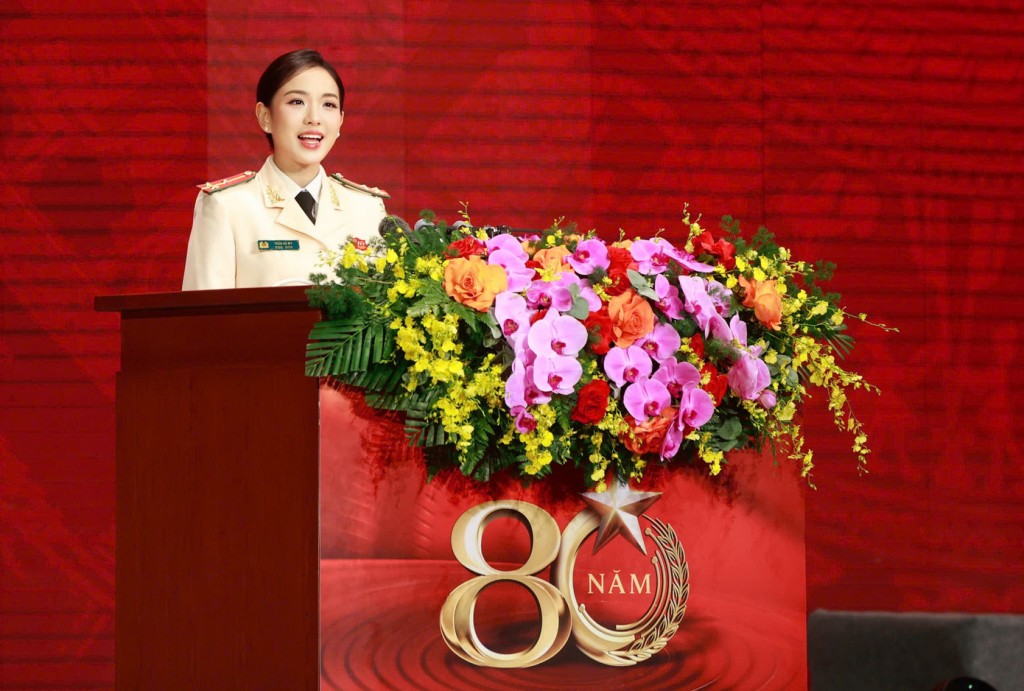 Thượng úy Trần Hà My - đoàn viên thanh niên Bộ Tư lệnh Cảnh vệ phát biểu tại buổi lễ. Ảnh: NVCC