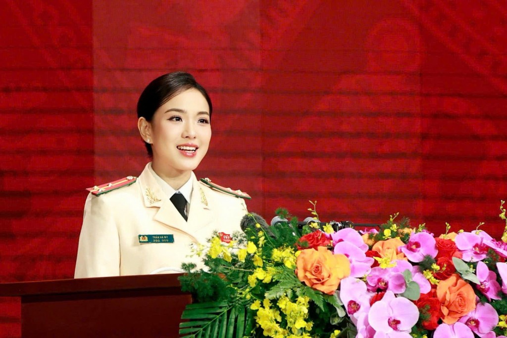 Thượng úy Trần Hà My - đoàn viên thanh niên Bộ Tư lệnh Cảnh vệ phát biểu tại buổi lễ. Ảnh: NVCC