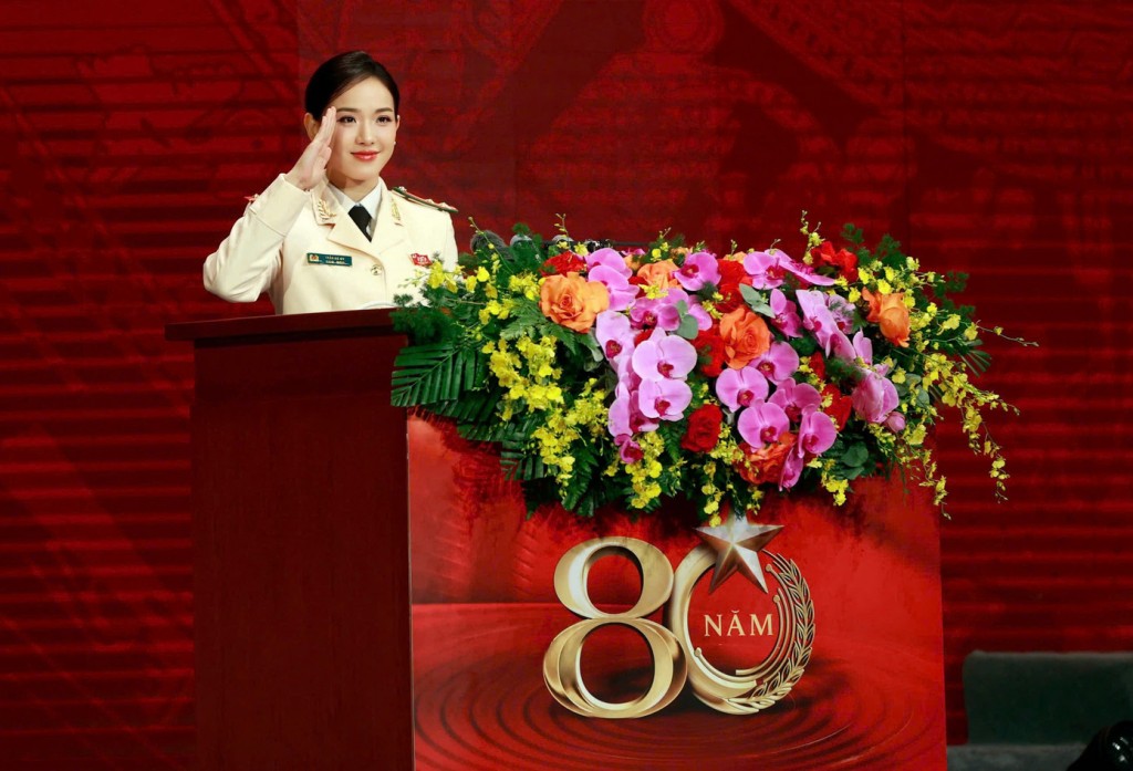 Thượng úy Trần Hà My - đoàn viên thanh niên Bộ Tư lệnh Cảnh vệ phát biểu tại buổi lễ. Ảnh: NVCC