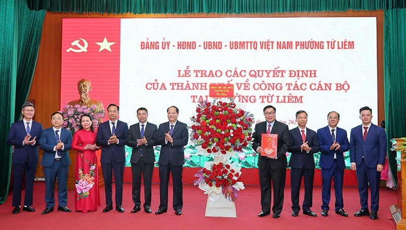 Đồng chí Nguyễn Doãn Toản - Ủy viên Ban Thường vụ Thành ủy, Trưởng ban Tuyên giáo và Dân vận Thành ủy Hà Nội tặng hoa chúc mừng các đồng chí lãnh đạo phường Từ Liêm