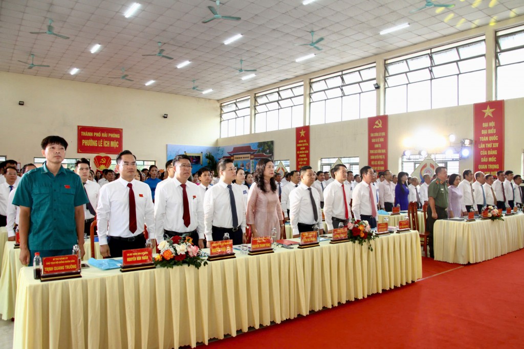 Đại biểu dự Đại hội thực hiện nghi lễ chào cờ