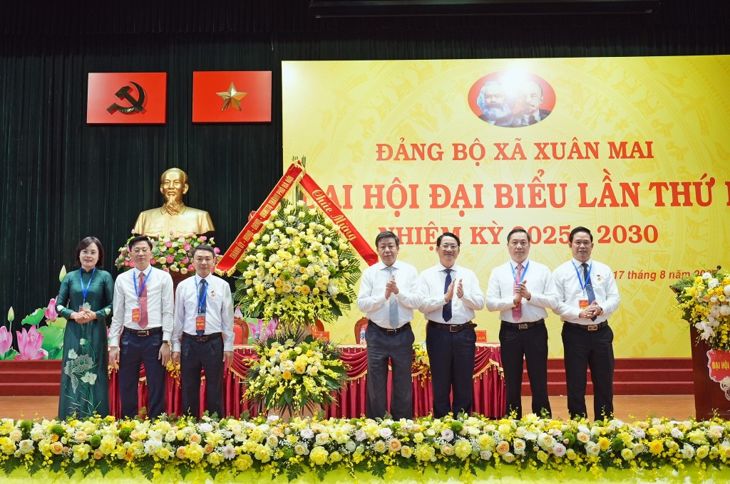 Ủy viên Ban Thường vụ Thành ủy, Phó Chủ tịch UBND TP Dương Đức Tuấn tặng hoa chúc mừng Đại hội Đảng bộ xã Xuân Mai.