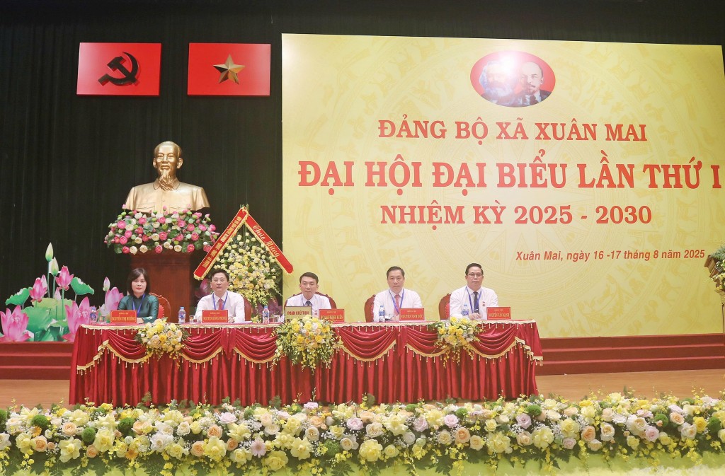 Các đồng chí lãnh đạo xã chủ trì Đại hội