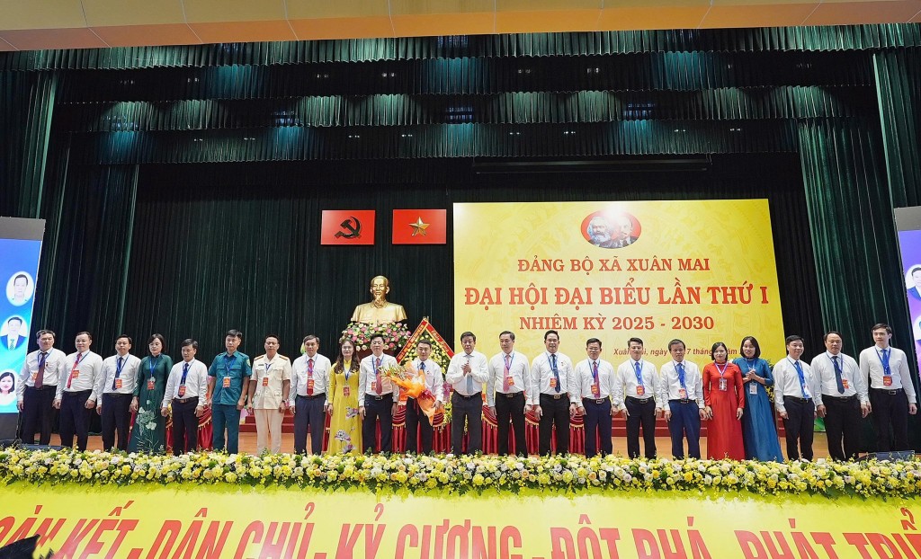 Ủy viên Ban Thường vụ Thành ủy - Phó Chủ tịch UBND TP Dương Đức Tuấn chụp ảnh lưu niệm với Đảng bộ xã Xuân Mai nhiệm kỳ 2025 -2030.