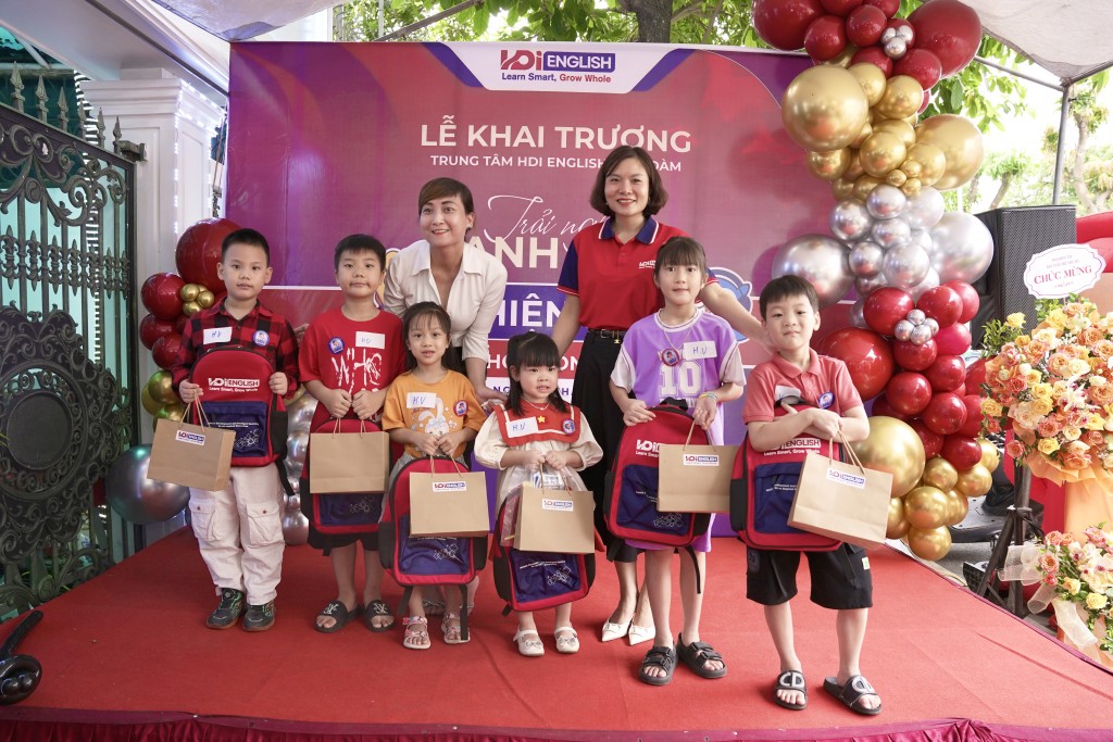 Ban Lãnh đạo HDI English vinh danh các đại sứ