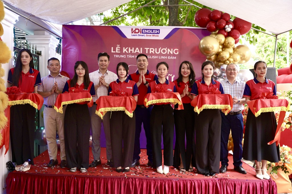 Các đại biểu cắt băng ra mắt thương hiệu HDI English