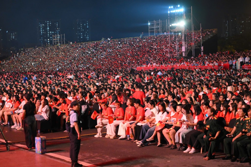 Hơn 30.000 khán giả mang đến chương trình lòng yêu nước và tự hào dân tộc