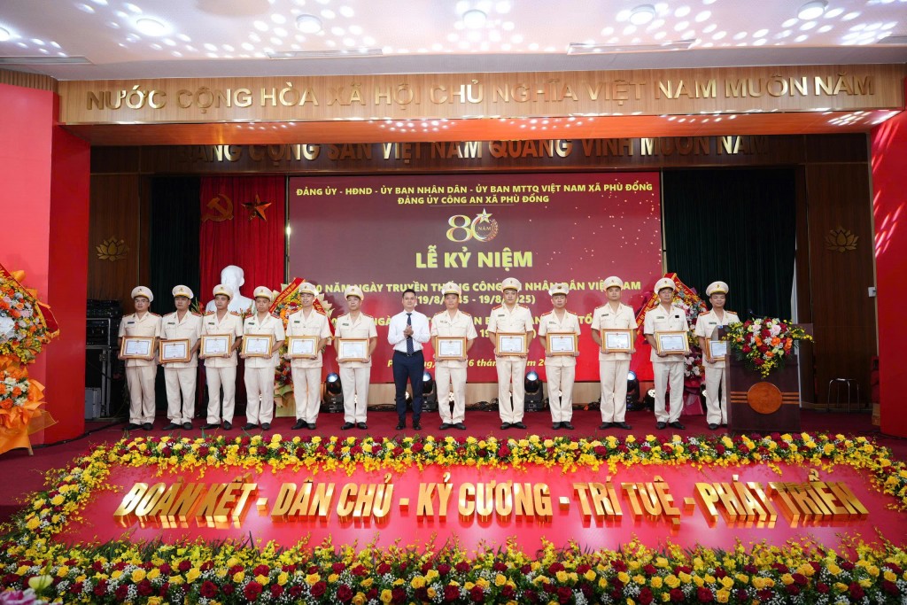 Phát huy truyền thống anh hùng, sẵn sàng làm “điểm tựa bình yên” của Nhân dân