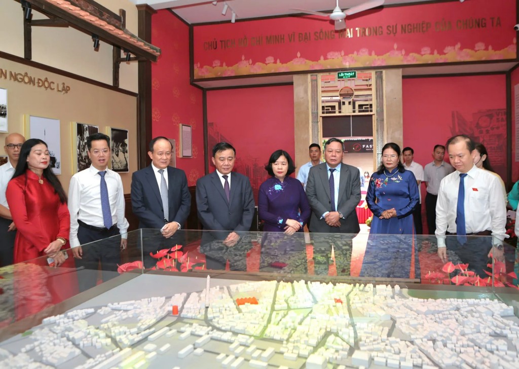 Các đại biểu tham quan triển lãm