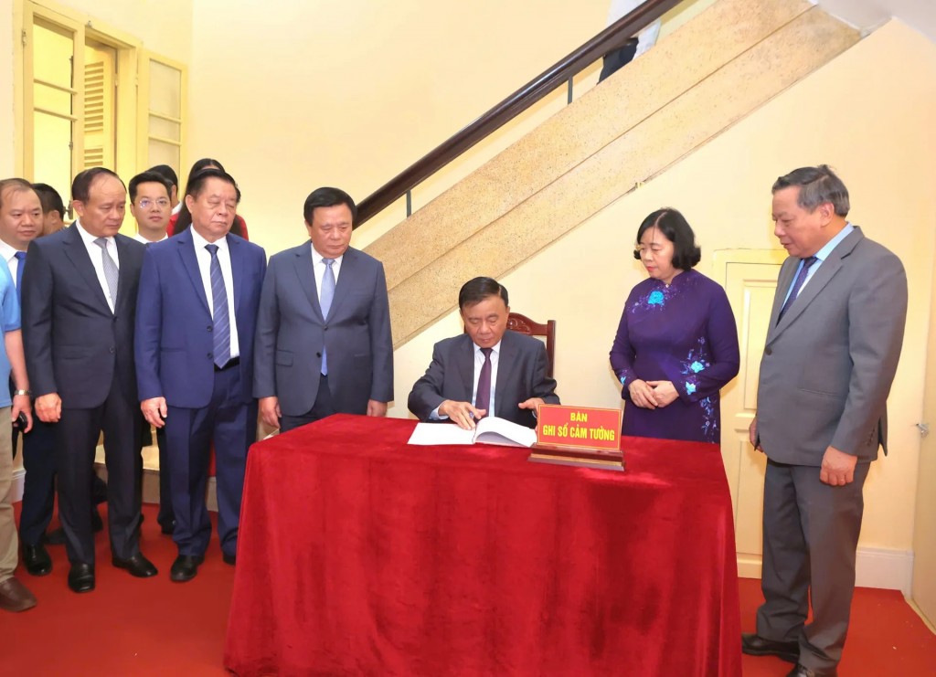 Ủy viên Bộ Chính trị, Thường trực Ban Bí thư Trần Cẩm Tú ghi sổ cảm tưởng 
