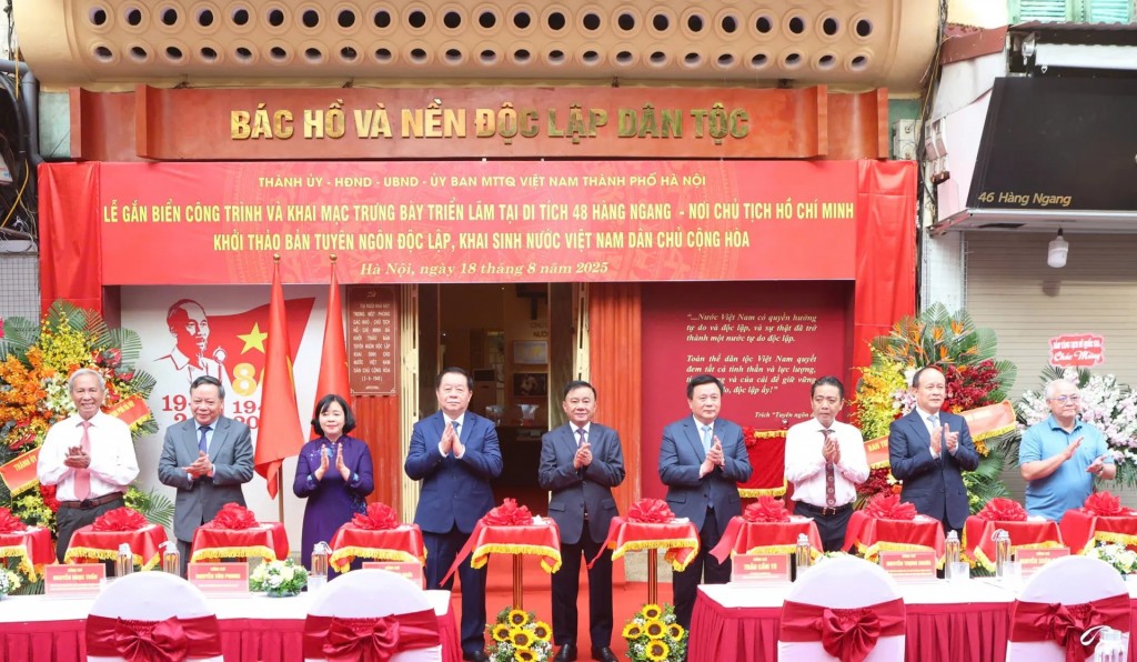 Các đại biểu thực hiện nghi thức gắn biển công trình và khai mạc trưng bày triển lãm tại di tích lịch sử 48 Hàng Ngang