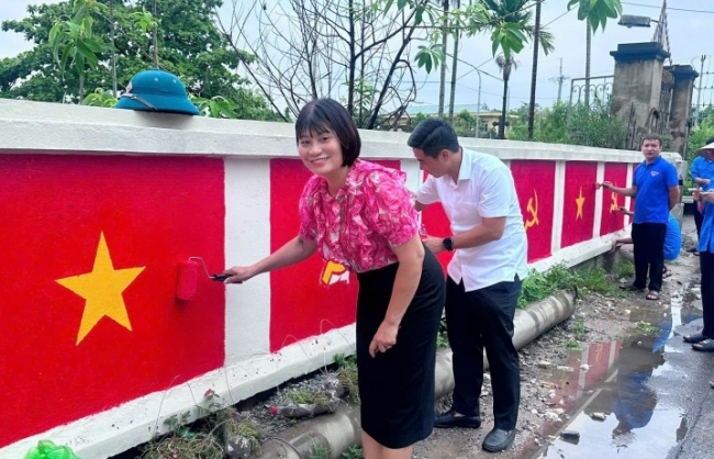 Tô thắm quê hương Hồng Vân bằng màu đỏ quốc kỳ
