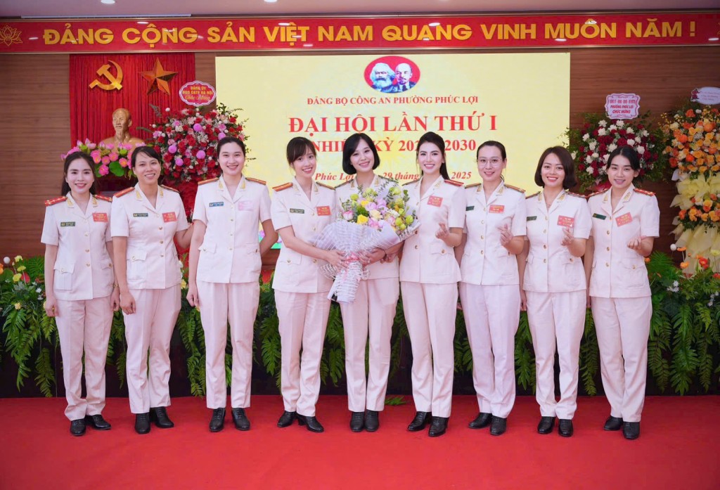 Nữ thiếu tá cùng đồng nghiệp Nữ thiếu tá cùng đồng nghiệp