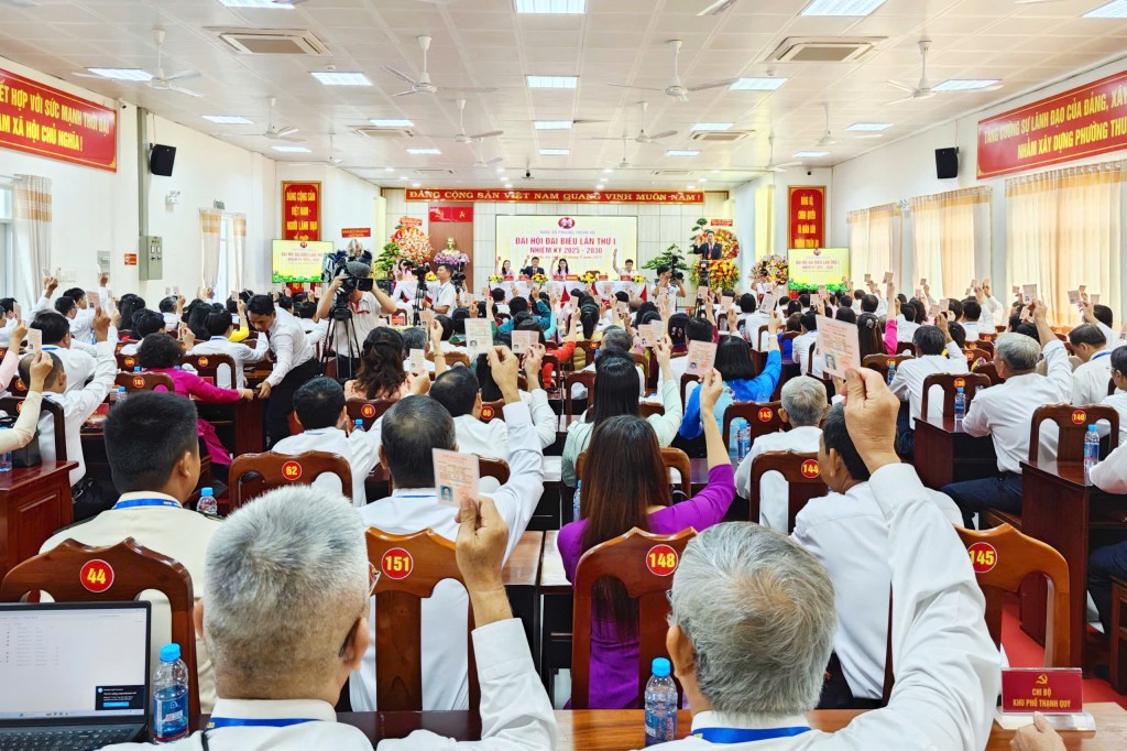Đại biểu thông qua Nghị quyết đại hội