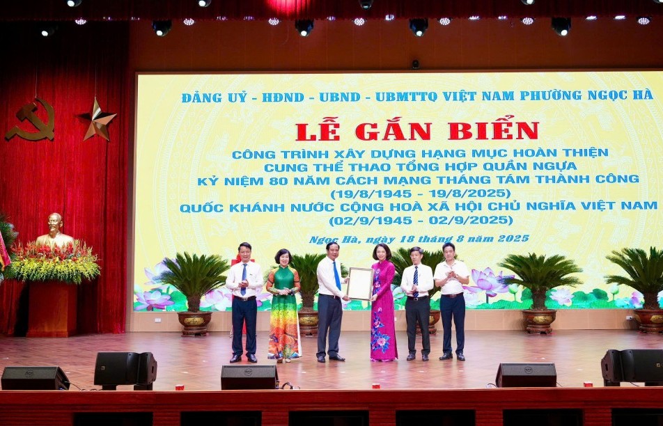 Gắn biển công trình khu liên hợp Cung Thể thao tổng hợp Quần Ngựa