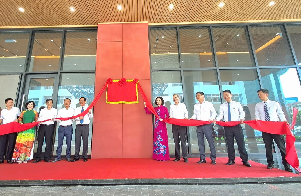 Gắn biển công trình khu liên hợp Cung Thể thao tổng hợp Quần Ngựa