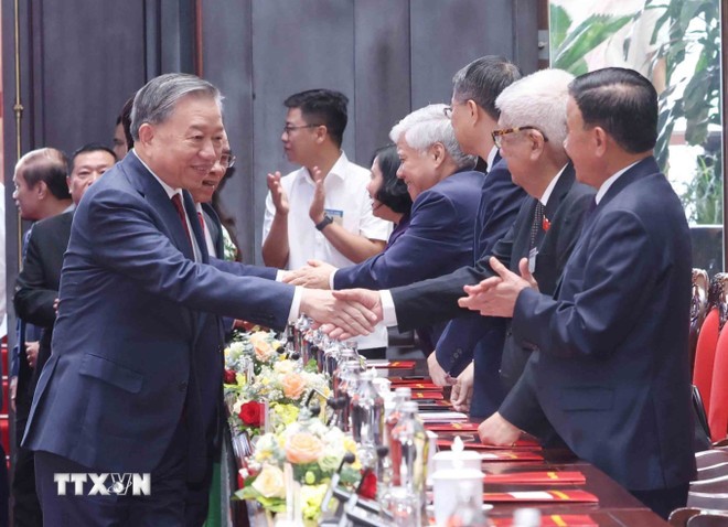 Tổng Bí thư Tô Lâm và các đại biểu tham dự buổi gặp mặt. (Ảnh: Phương Hoa/TTXVN)