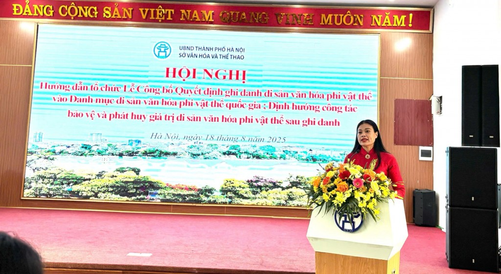Đồng chí Bạch Liên Hương - Bí thư Đảng ủy, Giám đốc Sở Văn hóa và Thể thao Hà Nội phát biểu tại hội nghị