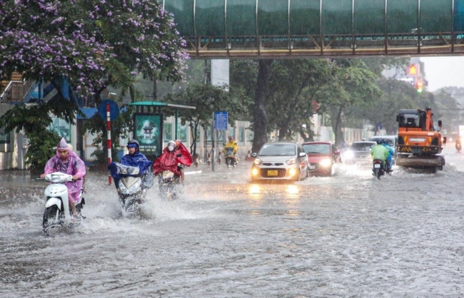Cảnh báo mưa kèm lốc sét tại nội thành Hà Nội