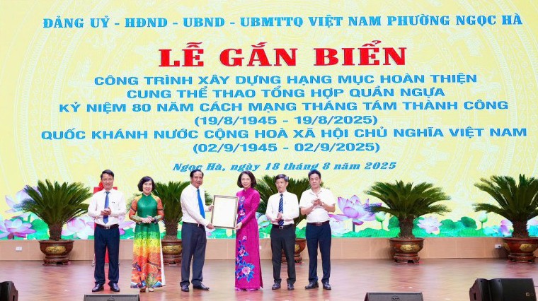 Phó Chủ tịch UBND thành phố Hà Nội Vũ Thu Hà trao Bằng công nhận cho lãnh đạo phường Ngọc Hà