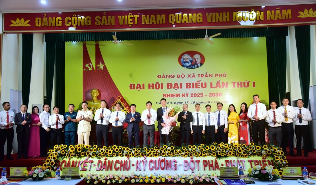 Đồng chí Phó Chủ tịch thành phố Hà Nội chúc mừng Ban Chấp hành Đảng bộ xã Trần Phú 