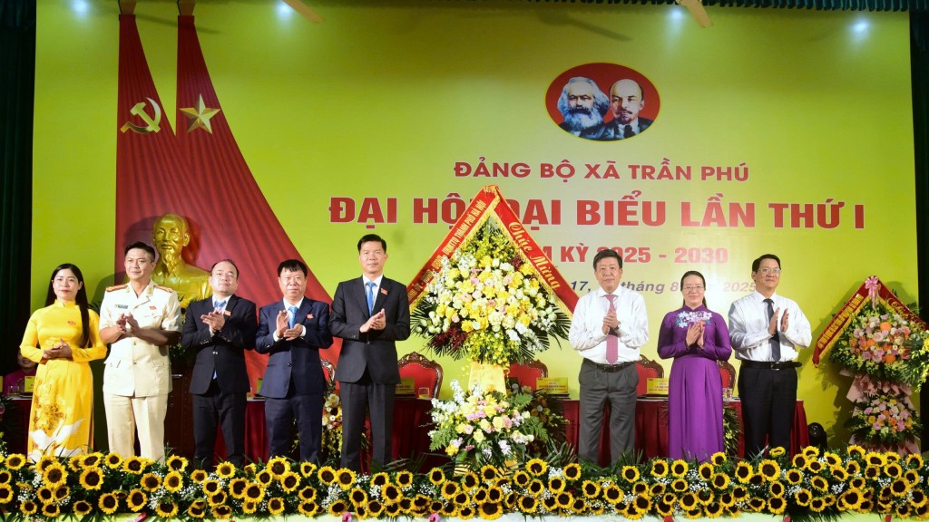 Đồng chí Dương Đức Tuấn, Phó Chủ tịch UBND thành phố Hà Nọi tặng hoa cho Ban Lãnh đạo xã Trần Phú
