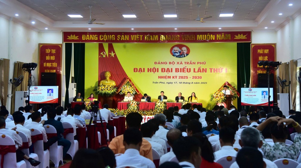 229 đại biểu đại diện cho các đảng viên xã Trần Phú dự Đại hội