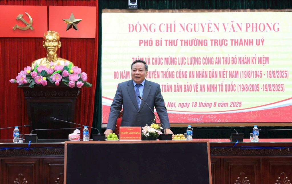 Phó Bí thư Thường trực Thành ủy Hà Nội Nguyễn Văn Phong phát biểu chúc mừng Công an thành phố Hà Nội. Ảnh: Quang Thái