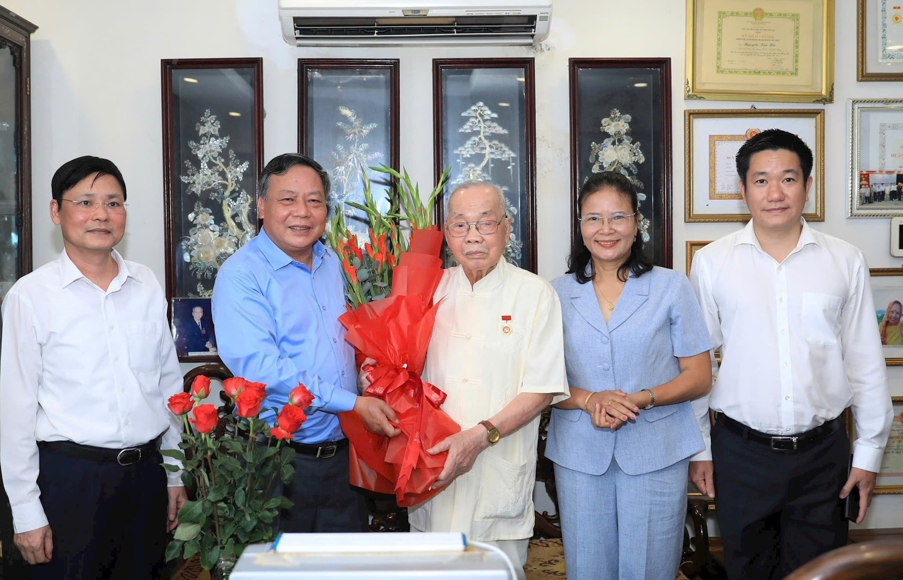 Lãnh đạo TP Hà Nội thăm, chúc mừng cán bộ lão thành cách mạng