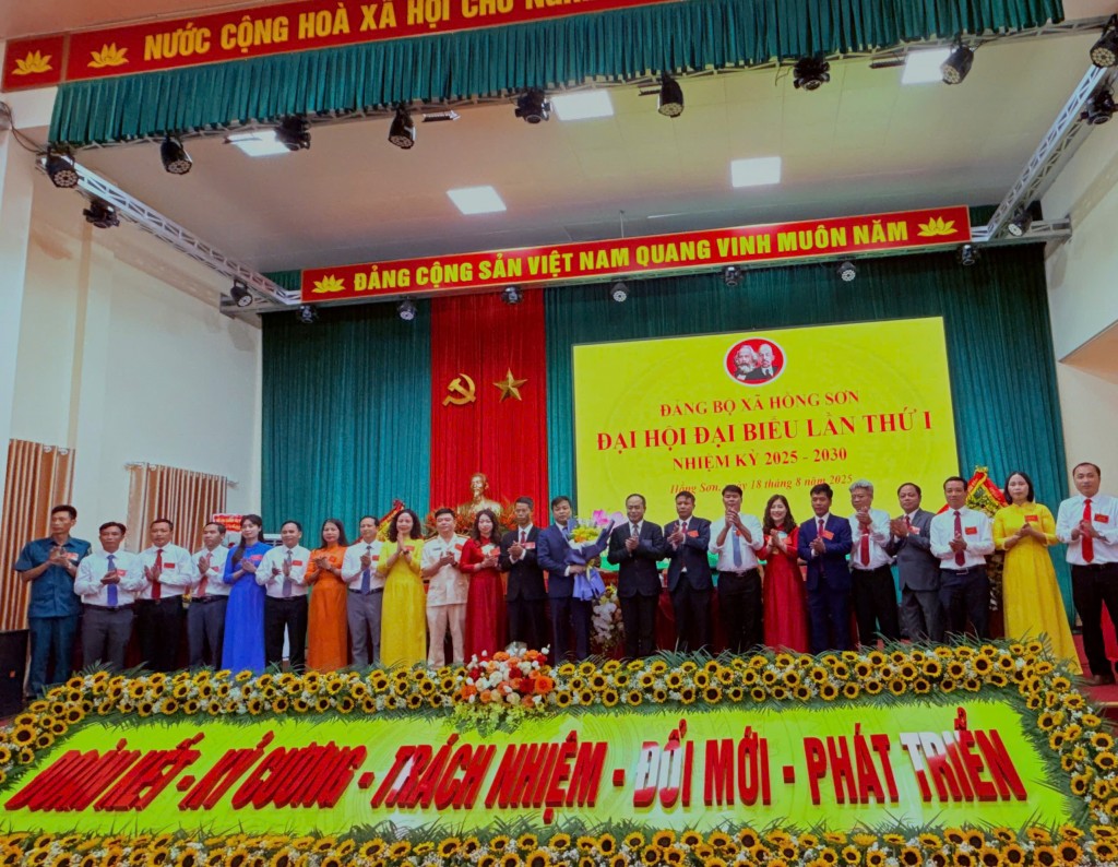 Đồng chí Nguyễn Thành Tùng chúc mừng Ban Chấp hành Đảng bộ xã Hồng Sơn