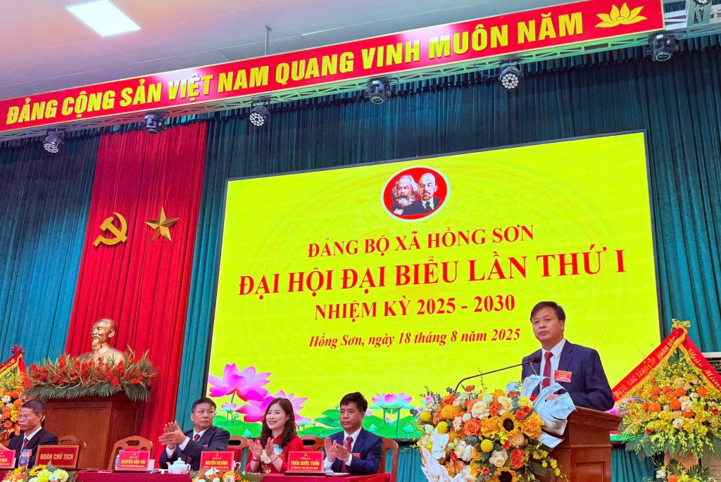 Đồng chí Lê Chí Hòa- Bí thư đảng ủy, Chủ tịch HĐND xã phát biểu khai mạc Đại hội
