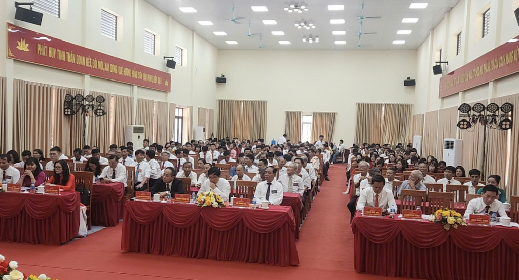Hơn 200n. đại biểu đại diện cho hàng nghìn đảng viên xã Trần Phú dự Đại hội