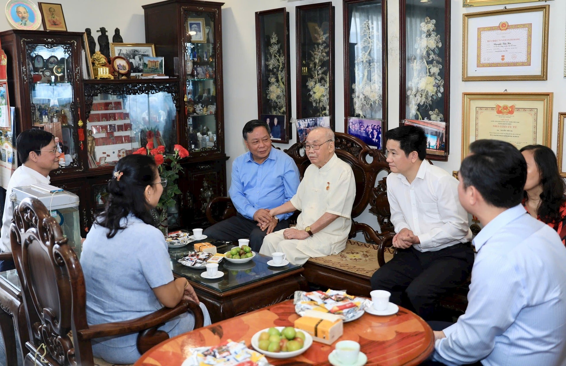Phó Bí thư Thường trực Thành ủy Hà Nội Nguyễn Văn Phong và đoàn công tác ân cần thăm hỏi sức khỏe ông Nguyễn Tiến Hà. Ảnh: Quang Thái