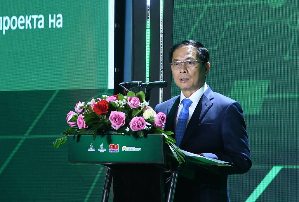 Phó Thủ tướng Bùi Thanh Sơn nhấn mạnh, sự kiện đón dòng dầu đầu tiên từ mỏ KNT-KNTN, cùng với lễ đặt tên giàn khoan tự nâng PV Drilling 8 là những bước tiến mới, những thành quả mới rất quan trọng của Petrovietnam, Vietsovpetro, các công ty thành viên và các đối tác - Ảnh: VGP/Hải Minh
